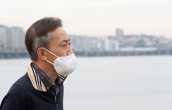 서울 반포한강공원에서 실종됐다가 숨진 채 발견된 대학생 고 손정민씨 사건과 관련해 부친이 "이젠 웃는 얼굴을 볼 수 없다"며 애통해 했다. 사진은 정민씨 아버지가 반포한강공원 수상택시 승강장 인근에서 생각에 잠긴 모습. /사진=뉴스1