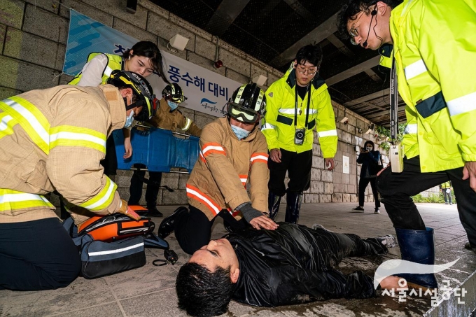 서울 청계천 배오개다리에서 진행하는 익수자 심폐소생술 훈련 예시.(서울시설공단 제공)© 뉴스1