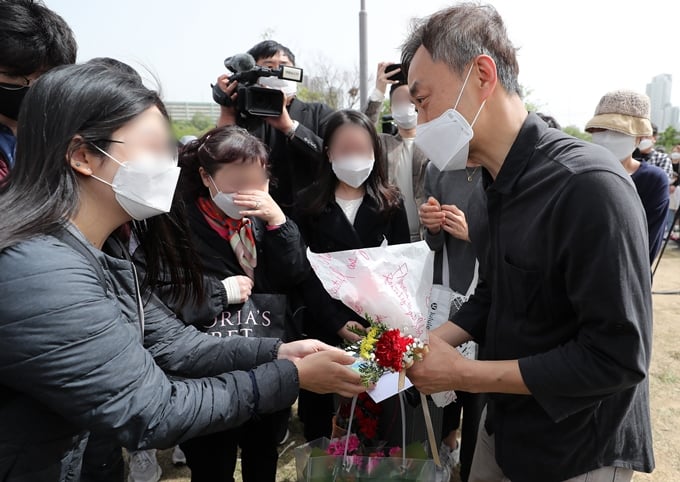 고 손정민씨 아버지 손현씨가 네이버로부터 자신의 블로그 게시글이 게시 중단됐다는 통보를 받았다고 밝혔다. 사진은 지난 8일 고 손정민씨 아버지 손현씨에게 카네이션을 선물하는 시민들 모습. /사진=뉴스1
