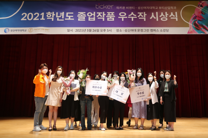(좌)타키온비앤티 강덕호 대표 (우)2021학년도 졸업작품 수상자들(/사진제공=타키온비앤티)