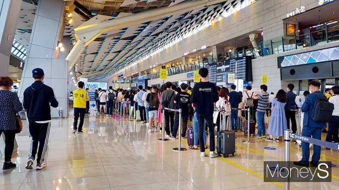올 들어 4월까지 한국공항공사가 운영하는 전국 14개 공항의 운항편수는 12만2380편으로 지난해(11만249편)보다 오히려 11.0% 늘었다. 사진은 사람들로 북적이는 김포공항./사진=지용준 기자
