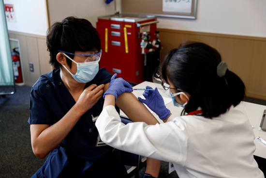 일본 정부가 신종 코로나바이러스 감염증(코로나19) 백신 일부를 확진자가 폭증하는 대만에 제공하는 방안을 검토하고 있다는 보도가 나왔다. 사진은 일본 도쿄 한 접종센터에서 일본인이 백신을 맞는 모습. /사진=로이터