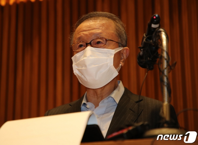 홍원식 남양유업 회장이 4일 오전 서울 강남구 남양유업 본사에서 '불가리스 사태'와 관련 대국민 사과 기자회견을 하고 있다. /사진제공=뉴스1