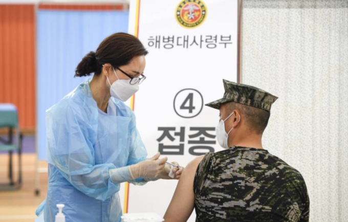 군부대 간부가 병사들에게 신종 코로나바이러스 감염증(코로나19) 백신을 맞으라고 강요한 것으로 전해지면서 논란이 일고 있다. 사진은 군 내 30세 이상 장병들을 대상으로 코로나19 예방백신 접종이 시작된 지난달 28일 해병대사령부 장병이 코로나19 백신을 맞고 있는 모습./사진=해병대
