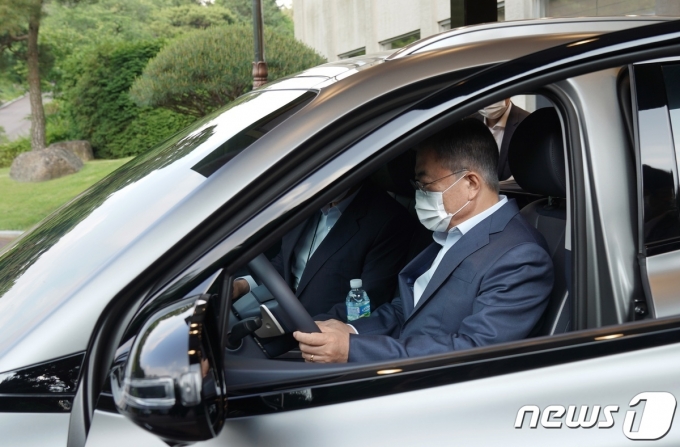 문재인 대통령이 28일 P4G 홍보차량인 수소차 '넥쏘'를 직접 운전해 퇴근하고 있다. (청와대 제공) © 뉴스1