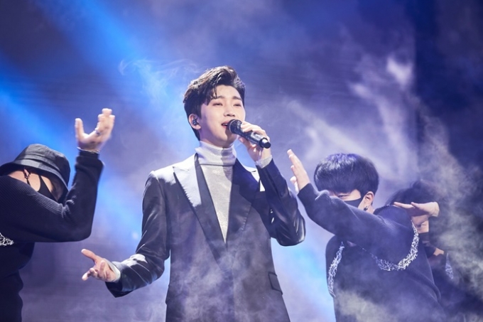 가수 임영웅이 지난해 12월 31일 온라인 생중계로 진행된 '2020 MBC 가요대제전' 무대에서 열정적인 공연을 펼치고 있다. /사진=뉴스1