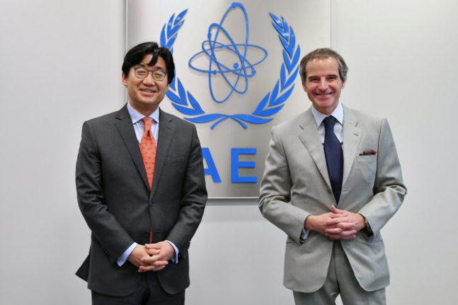 최종문 외교부 2차관(왼쪽)과 라파엘 그로시 국제원자력기구(IAEA) 사무총장이 28일(현지시간) 오스트리아 IAEA에서 기념 촬영을 하고 있다. /사진=IAEA