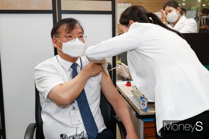 강도태 보건복지부 제2차관이 지난 3일 오전 서울 용산구보건소에서 아스트라제네카(AZ) 백신을 접종받고 있다./사진=장동규 기자