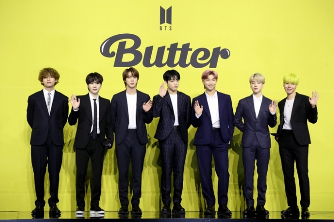 그룹 방탄소년단(BTS) 뷔(왼쪽부터), 슈가, 진, 정국, RM, 지민, 제이홉이 21일 서울 송파구 방이동 올림픽공원 올림픽홀에서 열린 새 디지털 싱글 'Butter' 발매 기념 글로벌 기자간담회에 앞서 포즈를 취하고 있다. /사진=뉴스1