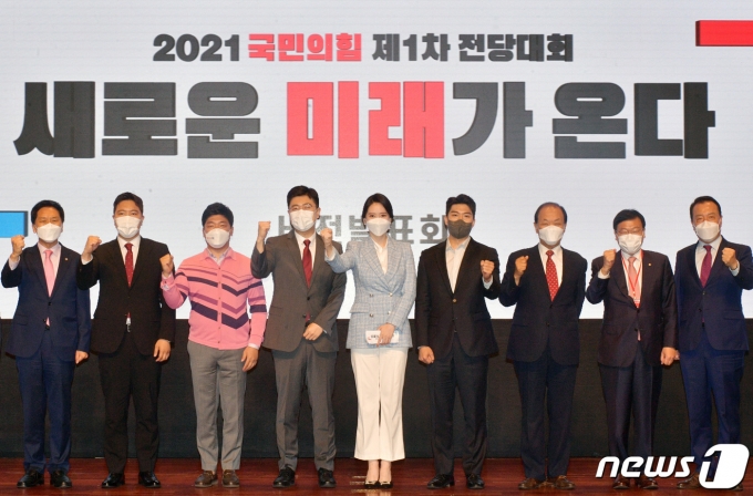 25일 서울 마포구 누리꿈스퀘에서 열린 국민의힘 1차 전당대회에서 청년최고위원으로 출마한 강태린(왼쪽두번째부터), 이용, 홍종기, 함슬옹, 김용태 후보가 파이팅을 외치고 있다. 2021.5.25/뉴스1 © News1 이동해 기자