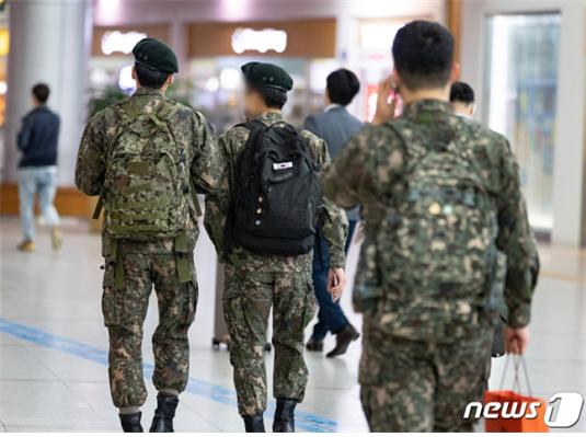 육군훈련소가 훈련병 흡연을 검토하고 있다./사진=뉴스1 