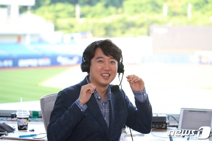 국민의힘 당 대표 예비경선을 1위로 통과한 이준석 후보가 28일 오후 프로야구 삼성 라이온즈와 두산 베어스의 경기가 열리는 대구 삼성라이온즈파크를 찾아 방송중계실에서 방송 관계자의 승인을 얻어 헤드셋을 착용해보고 있다. 2021.5.28/뉴스1 © News1 공정식 기자