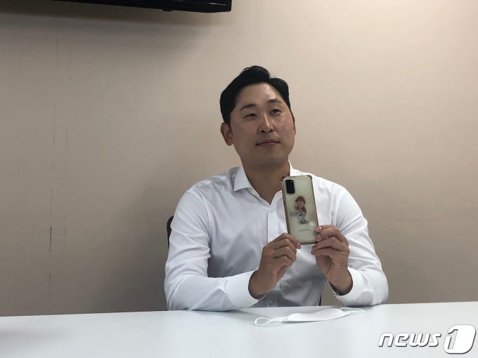 윤석민이 30일 광주-기아챔피언스필드에서 취재진과 인터뷰를 하고 있다. © 뉴스1