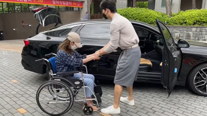 루게릭병을 앓는 유튜버의 동생이 학폭 의혹을 부인했다. 동생은 누나가 스트레스를 받으면 안 된다며 과거처럼 유튜브 활동을 하지 못할 것 같다고 전했다. /사진=유튜브 캡처
