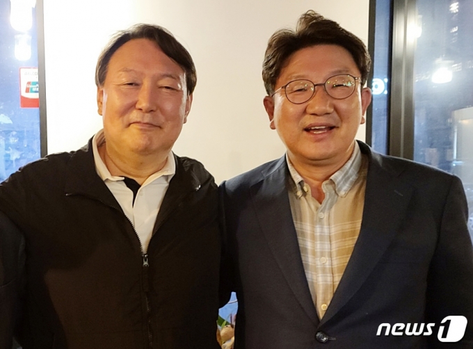 윤석열 전 검찰총장이 지난 29일 강원도 강릉에서 권성동 국민의힘 의원을 만나 기념사진을 찍고 있다. 윤 전 총장이 지난 3월 검찰을 떠난 이후 현직 정치인을 만난 사실이 알려진 것은 이번이 처음이다. (독자 제공) 2021.5.31/뉴스1