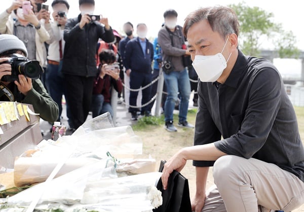 반포한강공원에서 숨진 채 발견된 의대생 고 손정민씨 부친 손현씨가 SBS 시사교양 프로그램 '그것이 알고싶다'의 자막수정건에 대한 입장을 밝혔다. 사진은 손씨 아버지가 반포한강공원에 마련된 아들의 추모공간을 방문해 생각에 잠긴 모습.  /사진=뉴스1