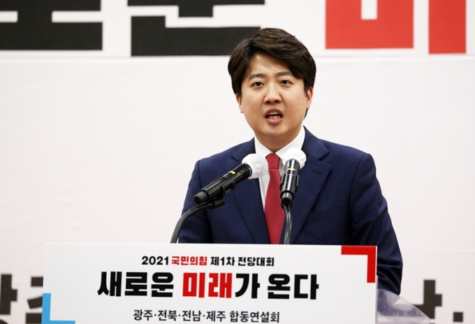 일본 매체가 2일 국민의힘 대표 예비경선을 1위로 통과하며 돌풍을 일으키고 있는 이준석 후보를 심층적으로 보도했다. 사진은 전당대회에서 이준석 후보가 연설하는 모습. /사진=뉴스1