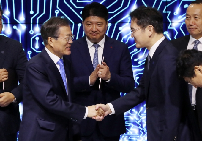 2019년10월10일 문재인 대통령이 충청남도 아산시 탕정 삼성디스플레이 사업장에서 열린 신규투자 및 상생협력 협약식에 참석, 이재용 삼성전자 부회장과 악수하고 있다. / 사진=뉴시스 박영태 기자