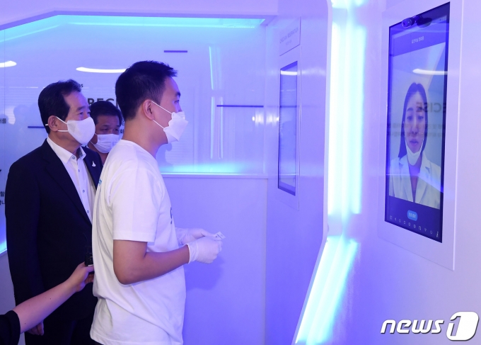 정세균 전 국무총리가 서울 강남구 케어랩스에서 열린 공공데이터 활용 기업 현장간담회에서 원격진료 서비스 '굿닥'의 솔루션을 살펴보고 있다. 사진은 기사 내용과 무관./사진=뉴스1 이승배 기자 