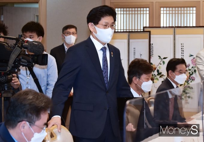 [머니S포토] 부동산시장 관계장관회의 참석한 국토부 '노형욱'