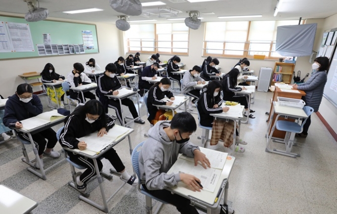 한국교육과정평가원(평가원)이 주관하는 2022학년도 수능 모의평가가 수능 문·이과 통합형으로 변경된 후 3일 처음 실시된다. 사진은 지난 4월 경기도 화성시 동탄고등학교에서 3학년 학생들이 2021년 4월 전국연합학력평가를 응시하는 모습. /사진=뉴스1