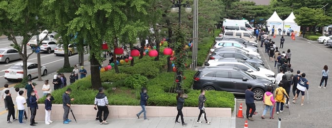 3일 대구시에 따르면 전날 신규 확진자가 74명 발생했다. 대구 신천지발 확산 이후 1년 3개월 만에 대구의 누적 확진자가 1만명을 넘었다. 사진은 지난달 25일 대구 달서구보건소 선별진료소를 찾은 시민 모습. /사진=뉴스1