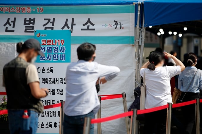 코로나19 일일 신규 확진자가 3일 0시 기준 681명으로 조사됐다. 사진은 지난 2일 서울 중구 서울역 광장에 마련된  코로나19 임시 선별진료소에서 검사를 기다리는 시민들 모습. /사진=뉴스1