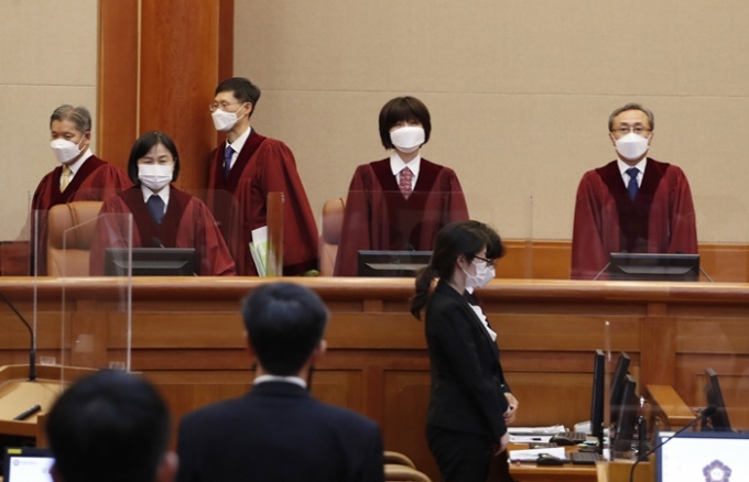 헌재는 3일 성폭력범죄의 처벌 등에 관한 특례법 위반 제8조 제1항 부분에 대해 합헌 결정을 내렸다고 밝혔다. 사진은 지난 4월22일 서울 종로구 헌법재판소 법정에 헌법재판관들이 입장하는 모습. /사진=뉴시스 