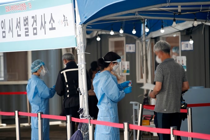 코로나19 일일 확진자 수가 3일 0시 기준 681명을 기록했다. 사진은 지난 2일 서울 중구 서울역 광장에 마련된 선별진료소에서 검사를 기다리는 시민들 모습. /사진=뉴스1