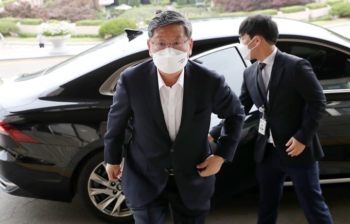 이용구 법무부 차관 측이 3일 입장문을 내고 택시기사에게 건넨 1000만원은 블랙박스 영상 삭제 대가가 아니라고 밝혔다. 사진은 지난 1일 경기 정부과천청사 법무부로 출근하는 이 차관. /사진=뉴스1