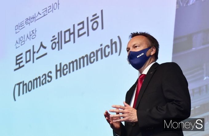 [머니S포토] 인사말 전하는 토마스 헤머리히 신임 만트럭코리아 사장