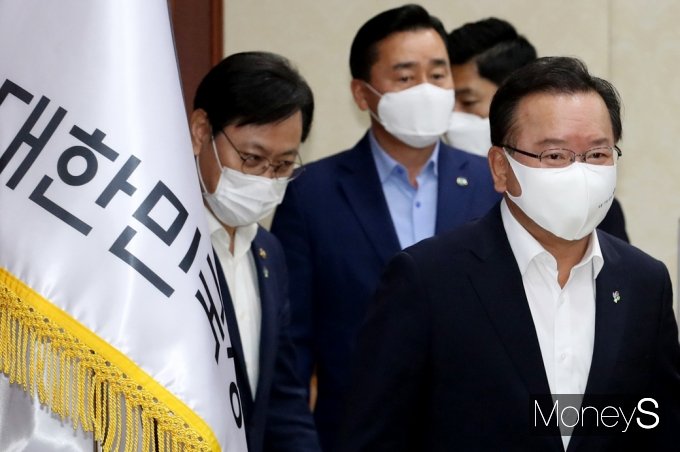 [머니S포토] 국정현안점검조정회의 입장하는 김부겸 총리