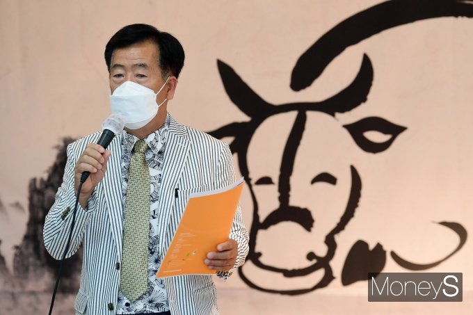 [머니S포토] 2021 한우명예홍보대사 위촉식에서 발언하는 민경천 위원장