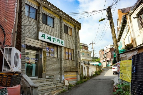 사라지는 파주 금촌 재개발지역이 기록으로 남기게 됐다. 사진은 금정23길 입구 세제한의원. / 사진제공=파주시