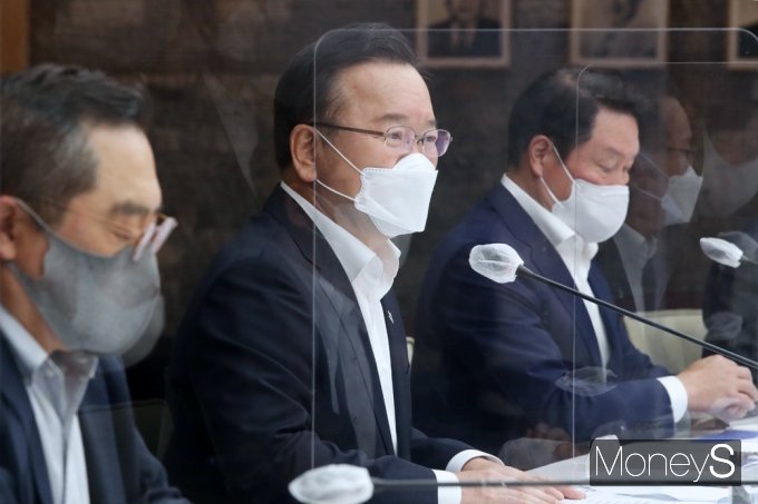 [머니S포토] 김부겸 총리, 우리경제 활성화 관련 발언