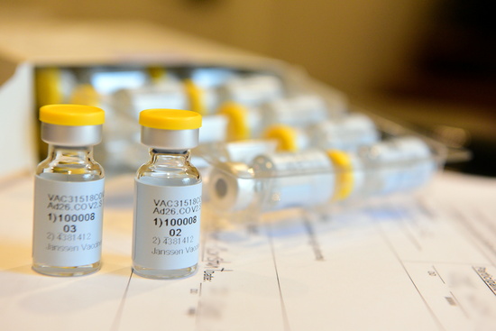 얀센 신종 코로나바이러스 감염증(코로나19) 백신의 항체 유지 기간이 짧아 추가 접종해야 한다는 일각의 우려에 대해 정부가 관련 연구를 진행하겠다고 밝혔다./사진=로이터