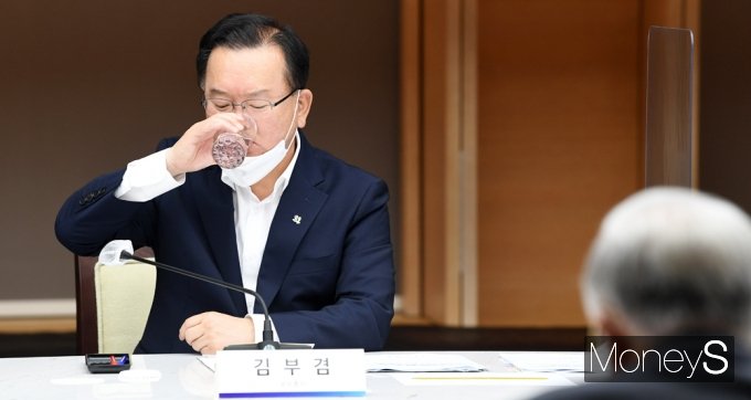 [머니S포토] 목축이는 김부겸 국무총리