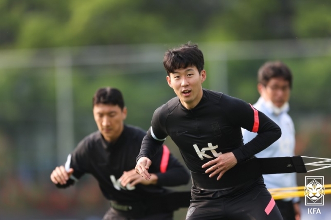 손흥민은 3일 경기 파주트레이닝센터(NFC)에서 대한축구협회가 실시하는 비대면 기자회견에 임해 자신의 거취에 대해 언급했다. 사진은 손흥민의 훈련 장면. /사진=대한축구협회