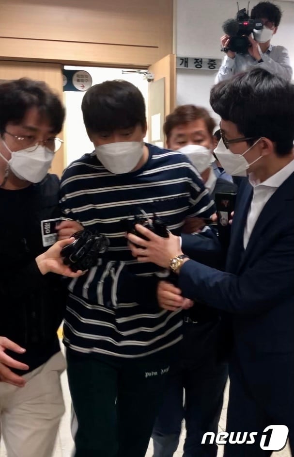 승부 조작과 불법도박 등의 혐의를 받는 프로야구 전 삼성라이온즈 소속 윤성환씨(39)가 3일 구속 전 피의자 심문(영장실질심사)에 출석하기 위해 대구지법 법정으로 향하고 있다. 202.6.3/뉴스1 © News1 남승렬 기자