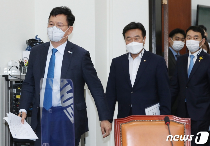 송영길 더불어민주당 대표(왼쪽부터)와 윤호중 원내대표가 4일 서울 여의도 국회에서 열린 최고위원회의에 참석하고 있다. 2021.6.4/뉴스1 © News1 이동해 기자