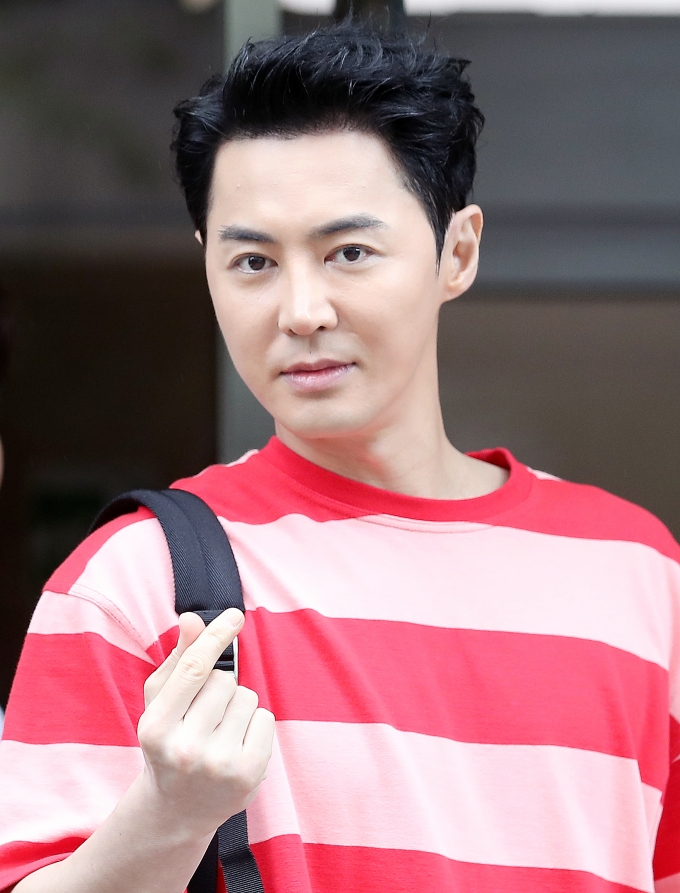 전진·류이서 부부가 예능프로그램에서 신화 '누드 화보집'을 두고 소동을 벌인다. 사진은 지난해 7월 가수 전진이 KBS 2TV '불후의 명곡' 녹화를 위해 서울 영등포구 여의도 KBS 신관에 들어서는 모습./사진=뉴스1