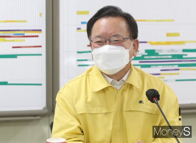 모바일 앱 사용에 익숙지 않은 어르신을 위해 이달 말부터는 신분증에 '접종증명 스티커'를 부착해 증명서를 대신할 수 있을 것으로 보인다. 김부겸 국무총리(사진)는 6일 오후 정부서울청사에서 코로나19 중앙재난안전대책본부 회의를 주재하고 이같은 내용을 발표했다.  /사진=장동규 기자