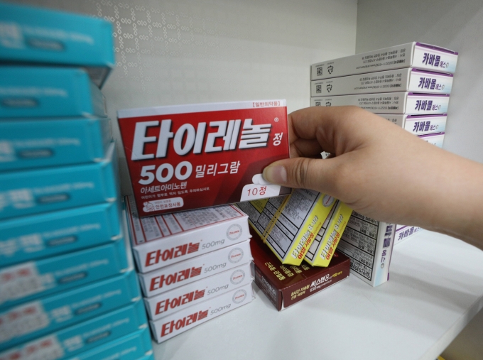 타이레놀을 비롯해 아세트아미노펜 성분의 해열진통제 수요가 급증함에 따라 오는 7월 품귀 현상에 대비하기 위해 정부가 생산확대 대책을 마련할 방침이다. 사진은 서울의 한 약국에서 판매 중인 타이레놀 /사진=뉴스1 