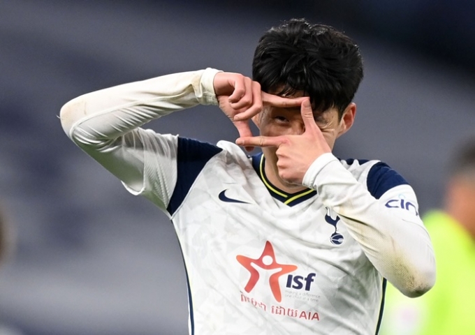 8일 한국조폐공사는 잉글랜드 프리미어리그에서 활약중인 손흥민을 기념하는 메달을 제작 및 판매할 예정이라고 밝혔다. 사진은 지난 5월 셰필드와의 경기에서 골을 기록하고 환호하는 손흥민. /사진=로이터