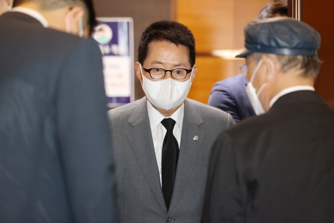박지원 국정원장이 경호 속에 유상철 전 감독 빈소를 찾았다. 과거 박 원장이 대통령 비서실장일 때 유 감독은 2002년 월드컵 축구 국가대표팀 선수 자격으로 청와대를 방문했다./ 사진=뉴스1