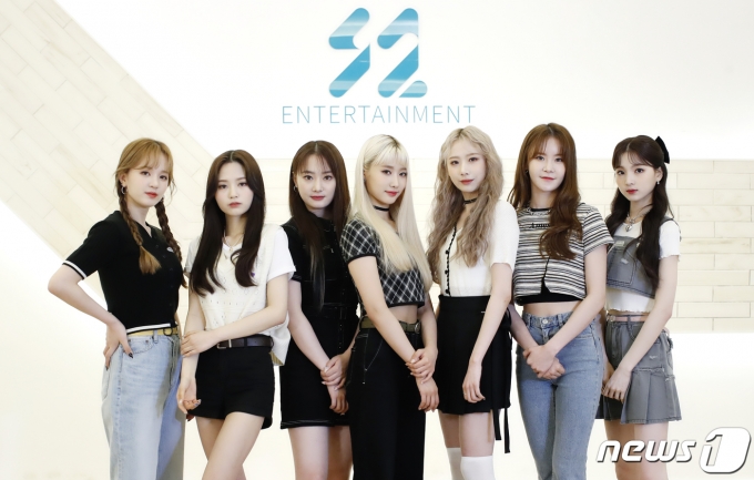 걸그룹 핫이슈(HOT ISSUE) 형신(왼쪽부터), 다나, 나현, 예빈, 예원, 메이나, 다인이 서울 강남구 논현동 S2엔터테인먼트에서 열린 인터뷰에 앞서 포즈를 취하고 있다. 핫이슈는 30년 간 가요계에서 수많은 글로벌 K팝 아티스트를 발굴한 홍승성 회장이 S2엔터테인먼트에서 처음 선보인 신인 그룹이다. 지난 4월 28일 첫 번째 미니앨범 '이슈 메이커'(ISSUE MAKER)‘를 발매하고 타이틀곡 '그라타타'로 대중들에게 강렬한 인상을 남겼다. 2021.6.6/뉴스1 © News1 권현진 기자