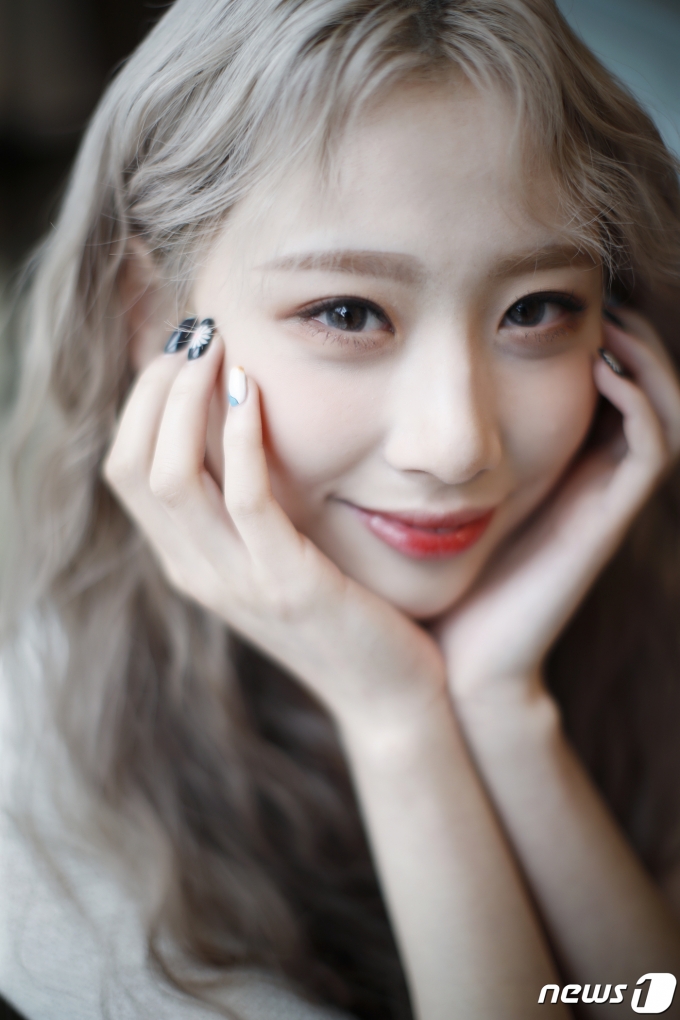 걸그룹 핫이슈(HOT ISSUE) 예원이 서울 강남구 논현동 S2엔터테인먼트에서 열린 인터뷰에 앞서 포즈를 취하고 있다. 핫이슈는 30년 간 가요계에서 수많은 글로벌 K팝 아티스트를 발굴한 홍승성 회장이 S2엔터테인먼트에서 처음 선보인 신인 그룹이다. 지난 4월 28일 첫 번째 미니앨범 '이슈 메이커'(ISSUE MAKER)‘를 발매하고 타이틀 곡 '그라타타'로 대중들에게 강렬한 인상을 남겼다. 2021.6.6/뉴스1 © News1