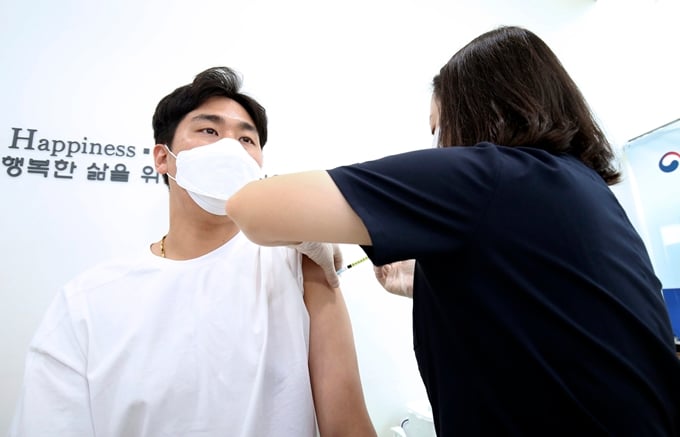얀센을 접종받은 시민 대부분이 일반적인 이상 반응을 느꼈지만 참을만한 수준이라는 반응을 보였다. 사진은 지난 10일 울산 남구 HM병원에서 얀센을 접종 받는 시민 모습. /사진=뉴스1