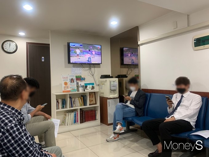 얀센 백신 접종이 이뤄지는 병원 분위기는 평소와 다를 바 없었다. 사진은 11일 얀센 백신 접종이 진행되고 있는 한 병원 모습. /사진= 독자 제공