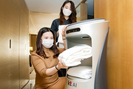 KT AI 호텔 로봇은 KT 융합기술원에서 자체 기술로 개발한 공간맵핑 기술, 자율주행 기술 등 최첨단 정보통신기술(ICT)이 적용돼 객실까지 자율주행으로 이동할 수 있다. /사진제공=KT